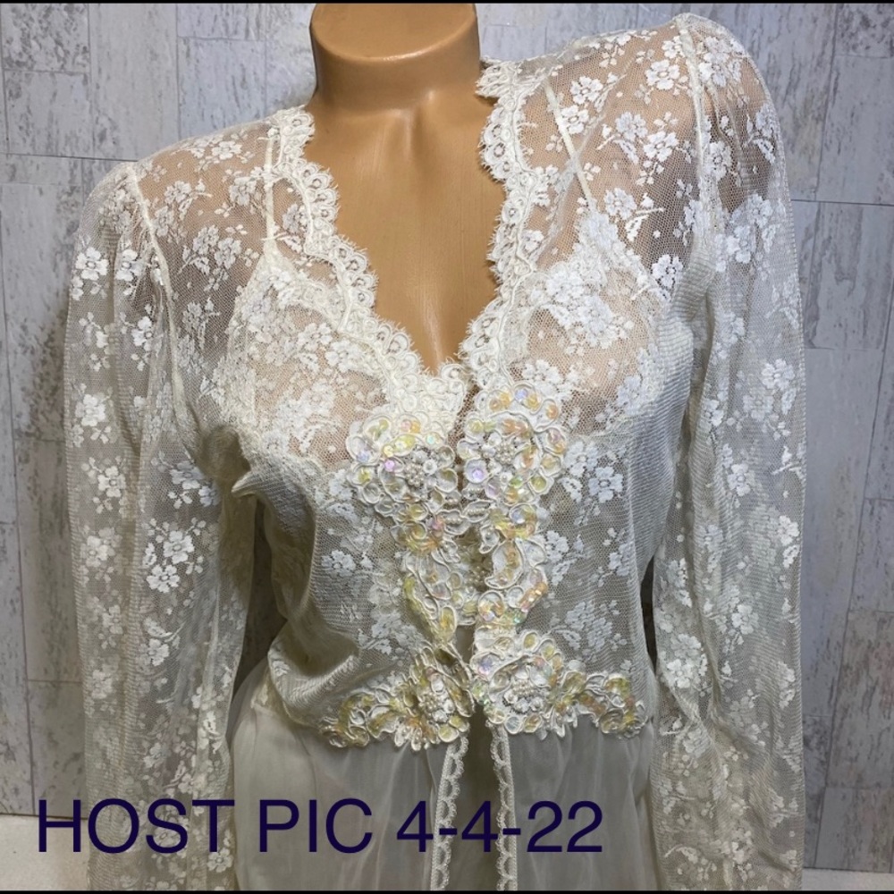 🎉🎉 HOST PIC 🎉🎉Vintage Victoria’s Secret peignoir robe & gown set Classic